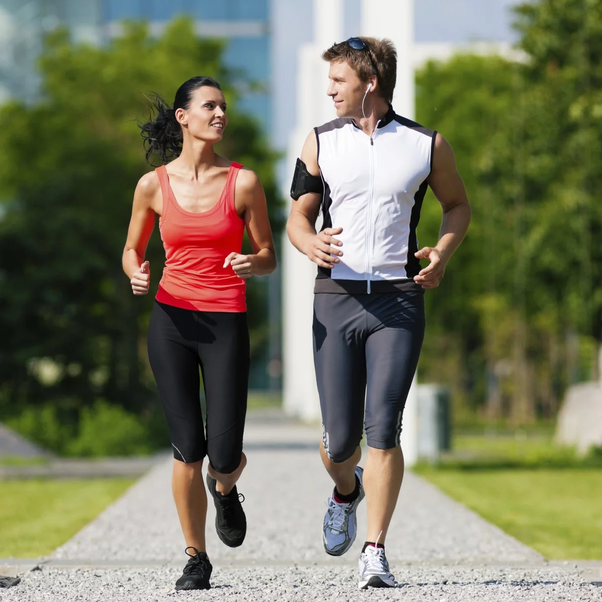 Duas pessoas praticando caminhada e corrida ao ar livre